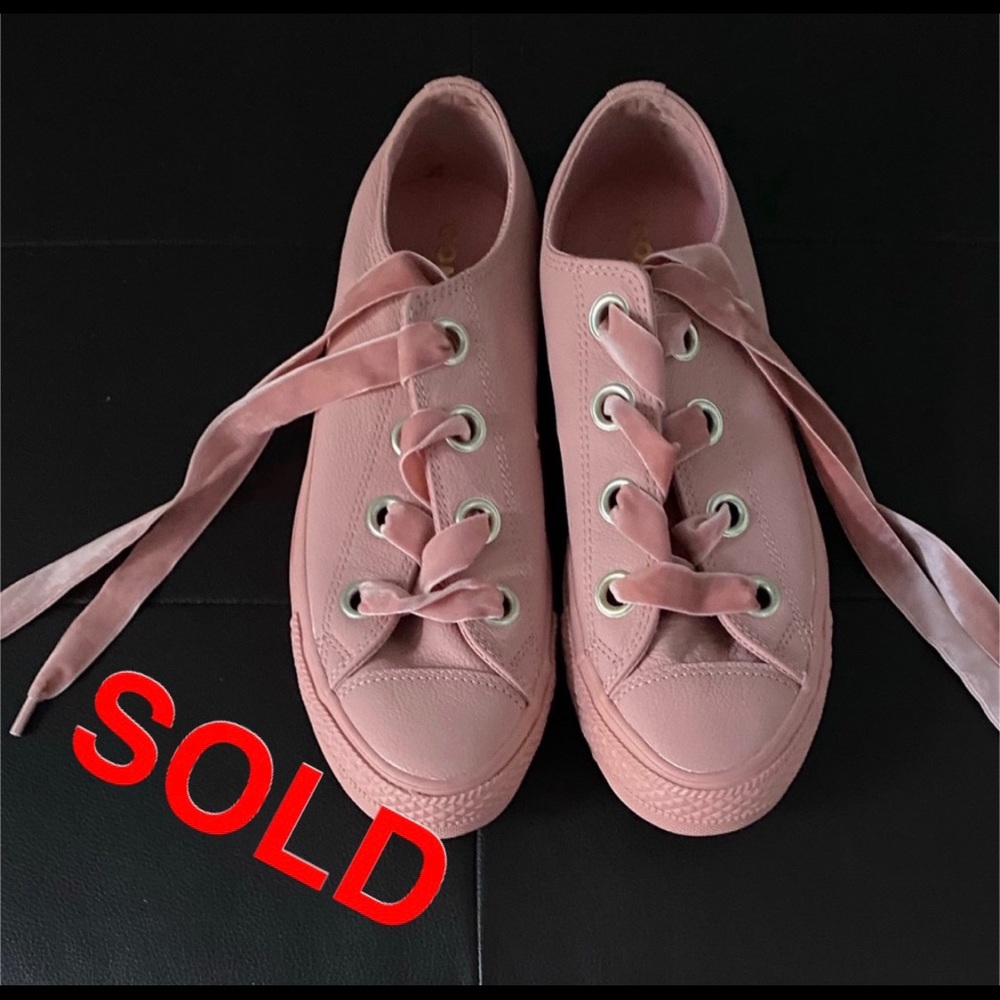 WOMEN’S PINK CONVERSE
